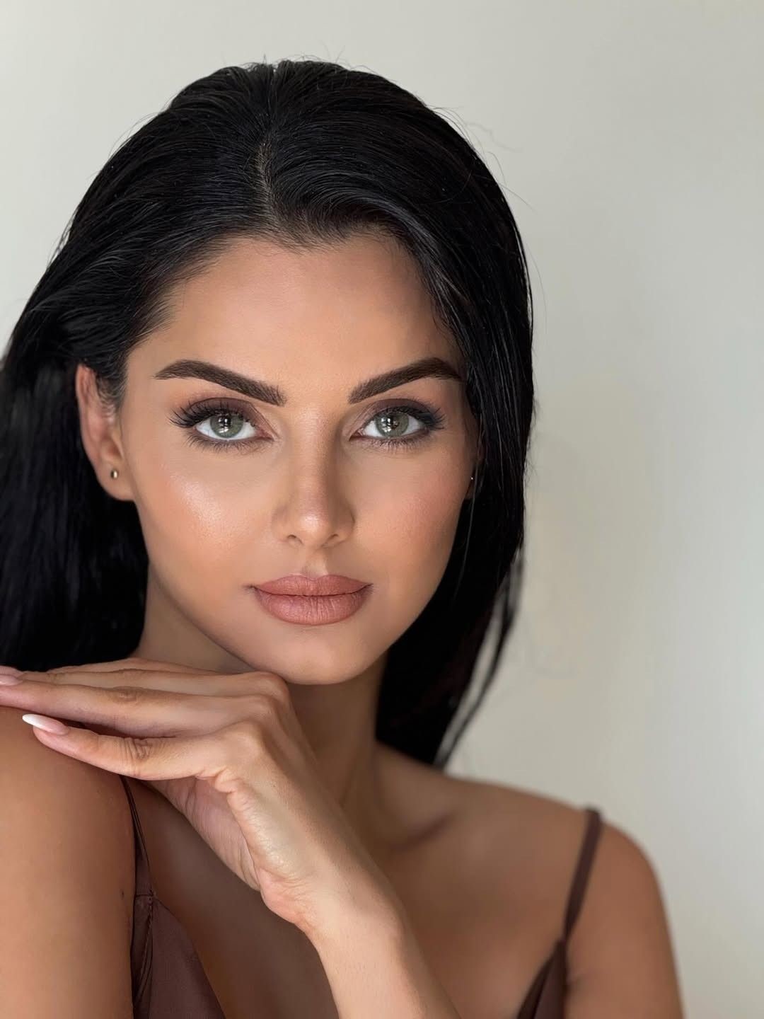 이란 모델 마흘라가 자베리(Mahlagha Jaberi)가 또렷한 이목구비와 강렬한 눈매를 강조한 클로즈업 이미지로 시선을 사로잡고 있다. / 마흘라가 자베리 공식 인스타그램