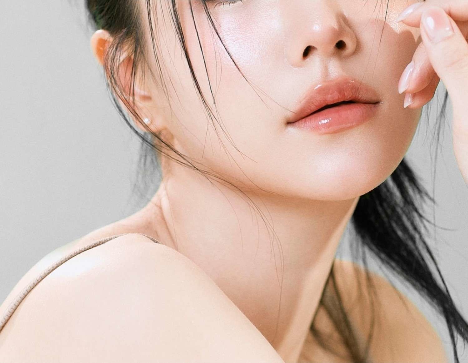 촉촉한 피부 표현과 윤기 있는 입술을 강조한 한국인 모델의 클로즈업 뷰티 이미지이다. / 셔터스톡