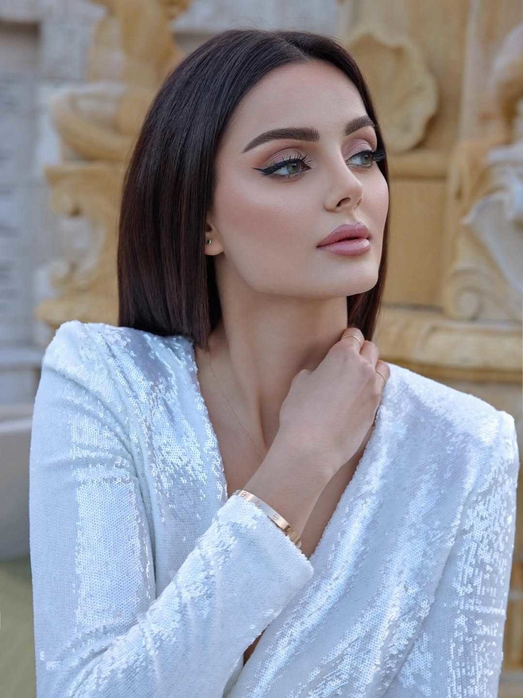 이란 출신 인플루언서 겸 모델 마흘라가 자베리(Mahlagha Jaberi)가 세련된 메이크업과 우아한 스타일링으로 고급스러운 분위기를 연출하고 있는 모습이다.  / 마흘라가 자베리 공식 인스타그램