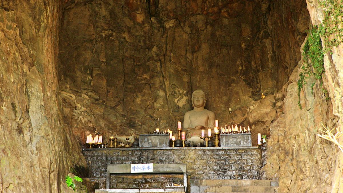 70만 년 전 화산이 만든 '동굴 속 법당'…약수·바다가 있는 신비한 '국내 사찰'