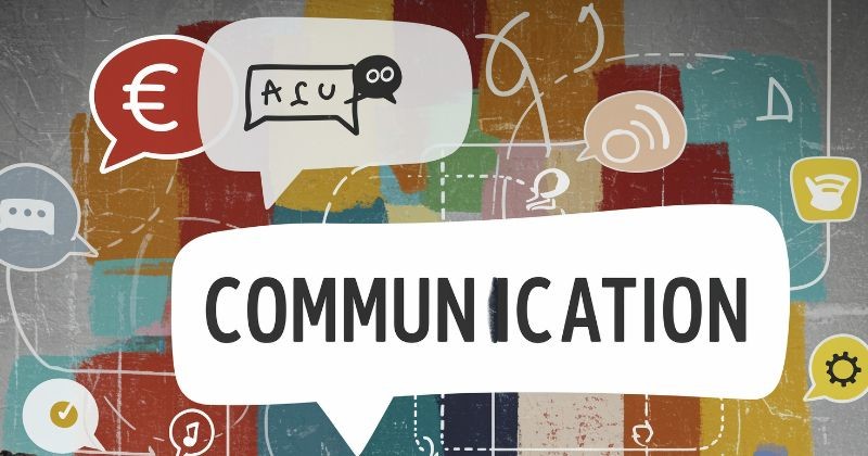 알록달록한 추상적 배경 위에 'COMMUNICATION'이라는 글자와 다양한 소통 관련 아이콘이 담긴 말풍선들이 자유롭게 배치되어 있다 / 셔터스톡