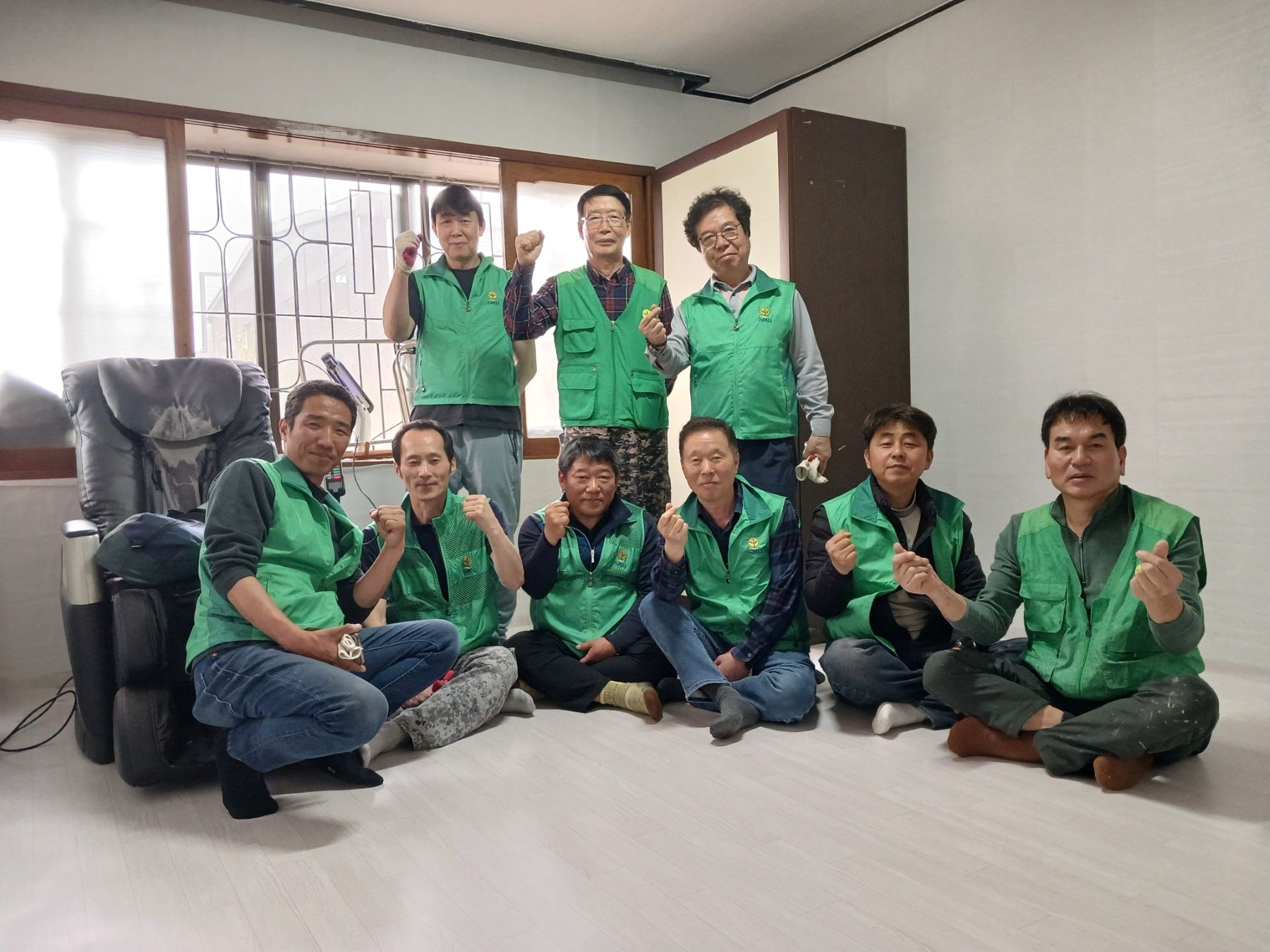 내동 새마을지도자협의회 회원들이 주거 개선 봉사활동을 진행한 뒤 기념 촬영을 하는 모습 / 사진=대전 서구