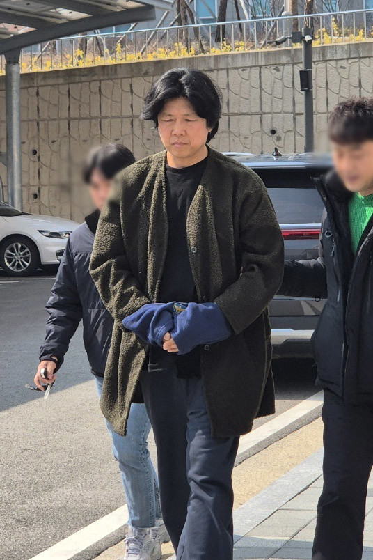 대마초 흡입 혐의로 춘천지법 속초지원에서 열리는 구속 전 피의자 심문(영장실질심사)을 받기 위해 법정으로 이동하는 김바다 / 뉴스1