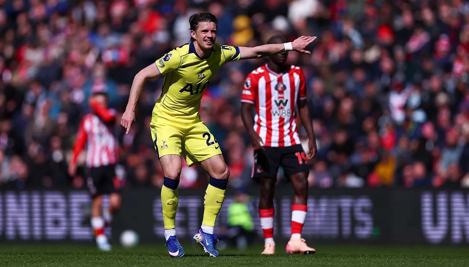 선덜랜드전에서 코너 갤러거가 동료에게 손짓으로 지시하고 있다. 토트넘은 이 경기에서 단 한 골도 넣지 못하고 0-1로 패했다. / 구단 홈페이지