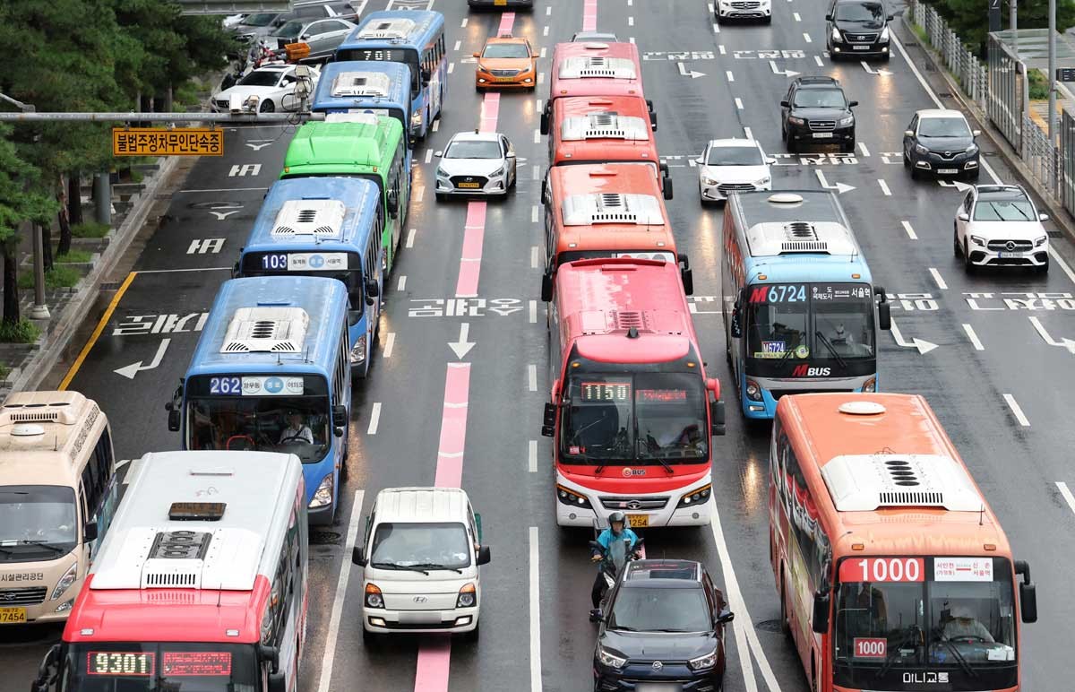 서울 시내를 주행하는 버스 모습. / 뉴스1