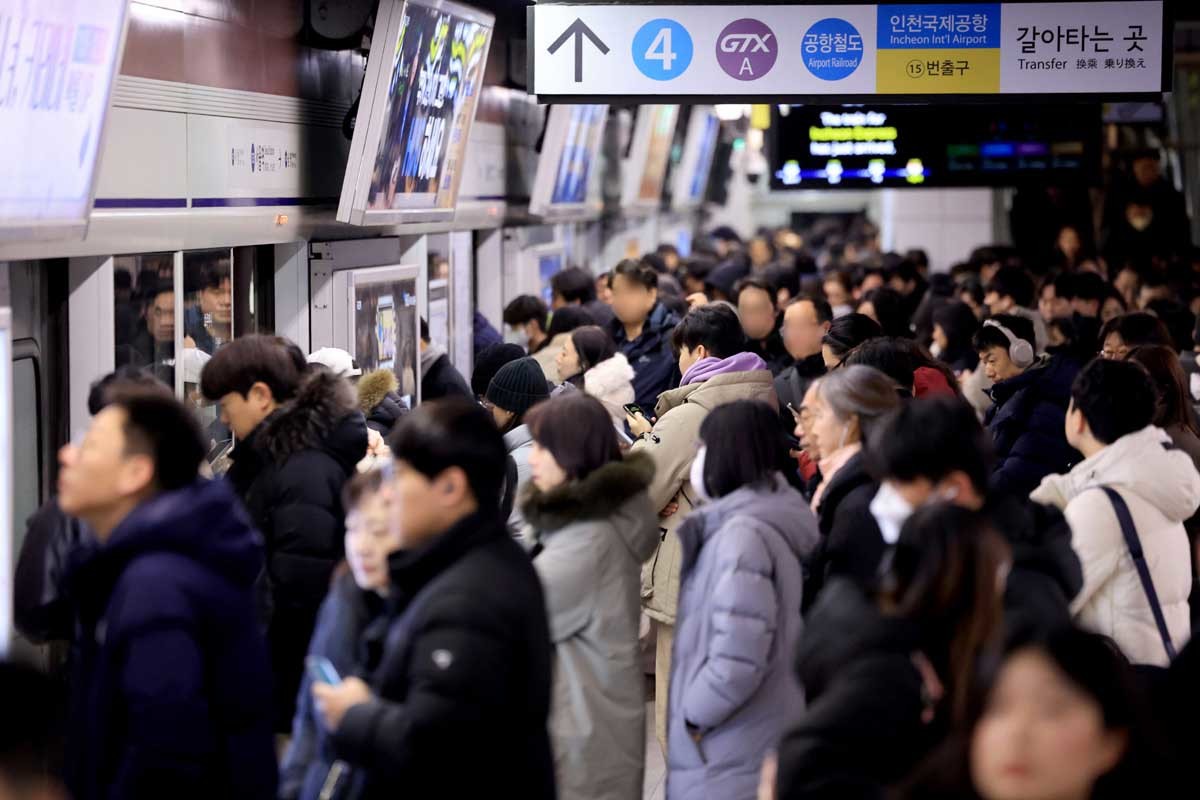 서울역에서 시민들이 지하철을 이용해 출근하고 있다. / 뉴스1