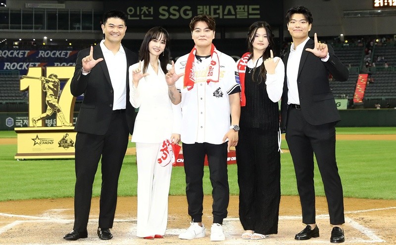 추신수 SSG 랜더스 구단주 보좌역 겸 육성총괄이 14일 인천 SSG랜더스필드에서 열린 자신의 은퇴식에서 아내 하원미, 딸 추소희, 아들 추무빈·추건우와 기념촬영을 하고 있다. 2025.6.14 / 뉴스1
