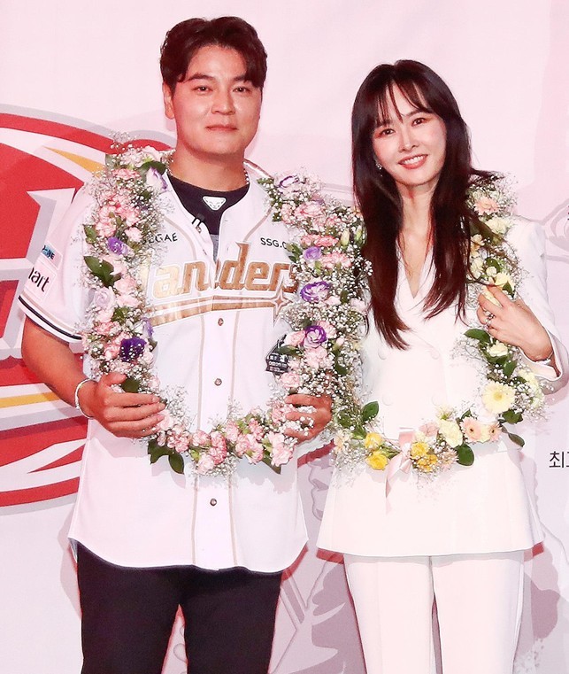 추신수 SSG 랜더스 구단주 보좌역 겸 육성총괄이 14일 인천 SSG랜더스필드에서 열린 자신의 은퇴식에서 아내 하원미와 기념촬영을 하고 있다. 2025.6.14 / 뉴스1