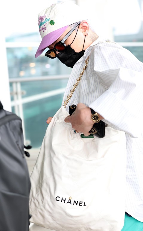 샤넬 가방을 든 가수 지드래곤 / 뉴스1