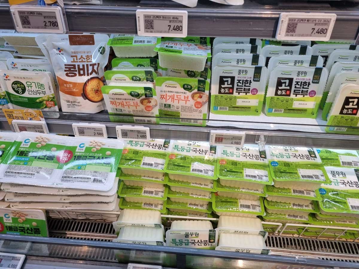 마틑에 진열된 두부. / 위키트리