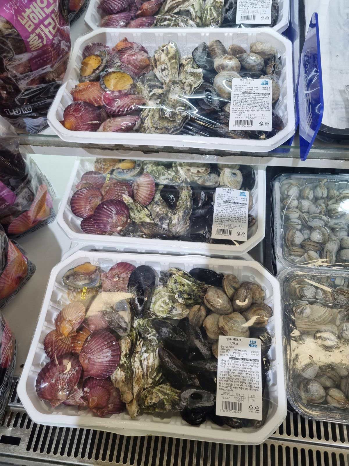 마트 냉장코너에서 판매 중인 해산물. / 위키트리
