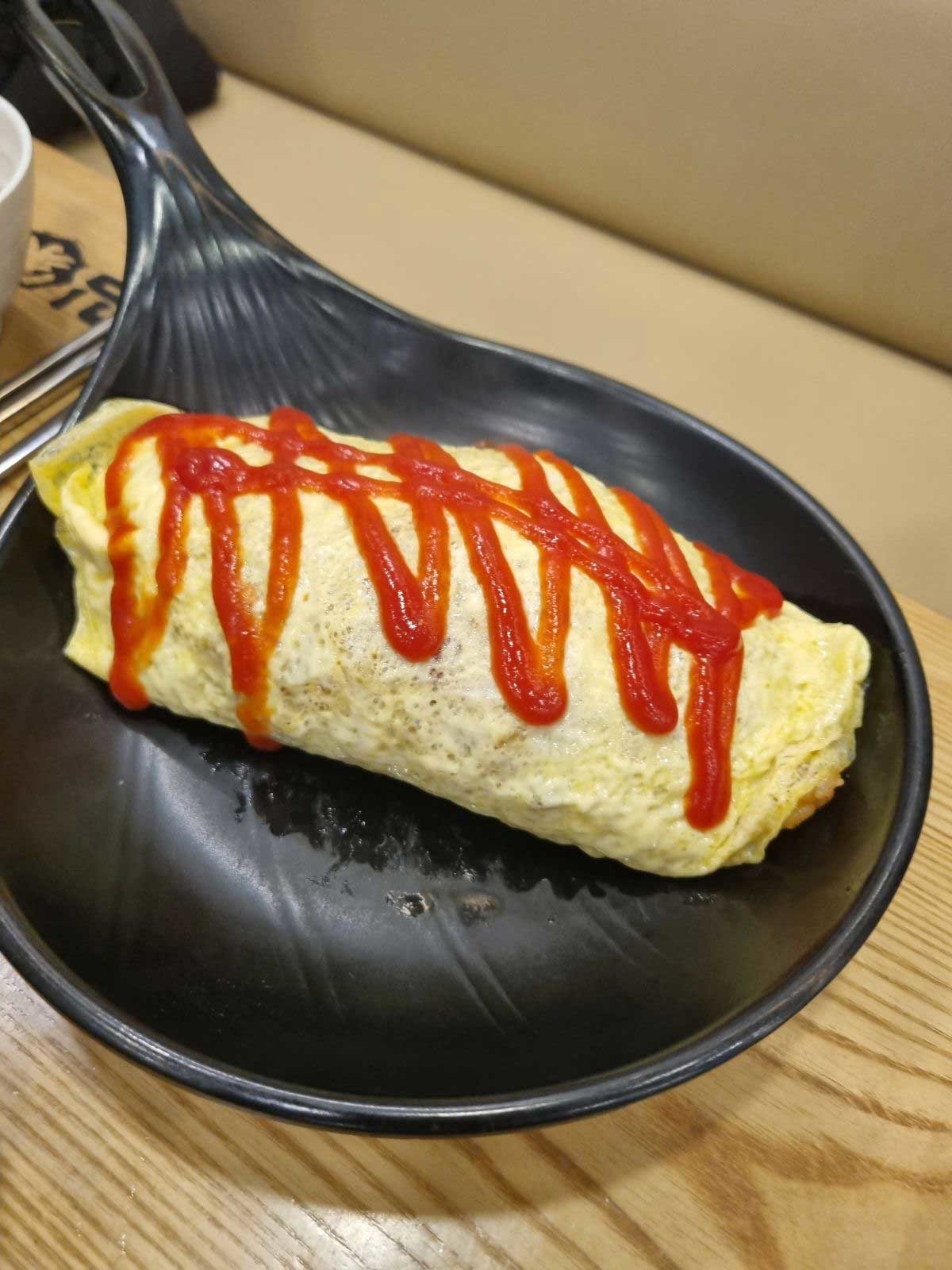 먹기 직전의 오므라이스 볶음밥의 모습. / 위키트리