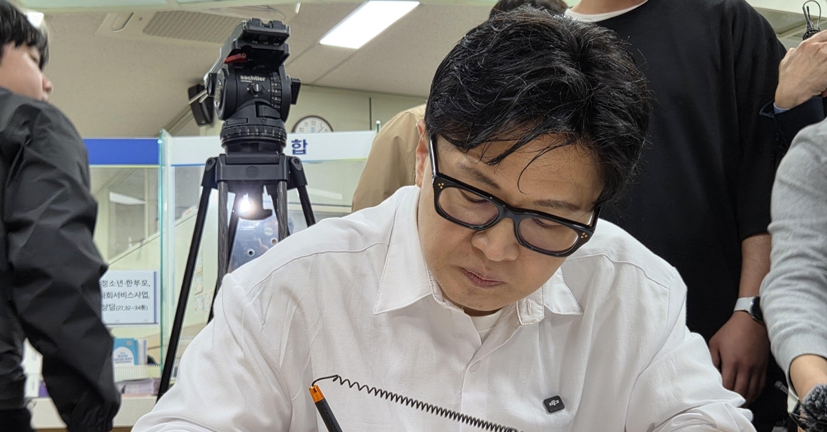 '부산 북갑 전입신고' 한동훈 측 "낙동강 오리알 걱정"…전재수의 답은?