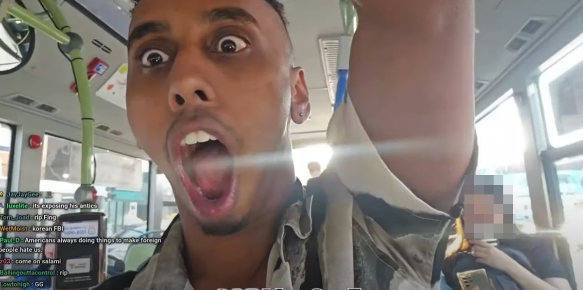 이하 한국 버스 안에서 추태를 부리는 조니 소말리. / 유튜브 채널 'SuperSaiyanLanguage'