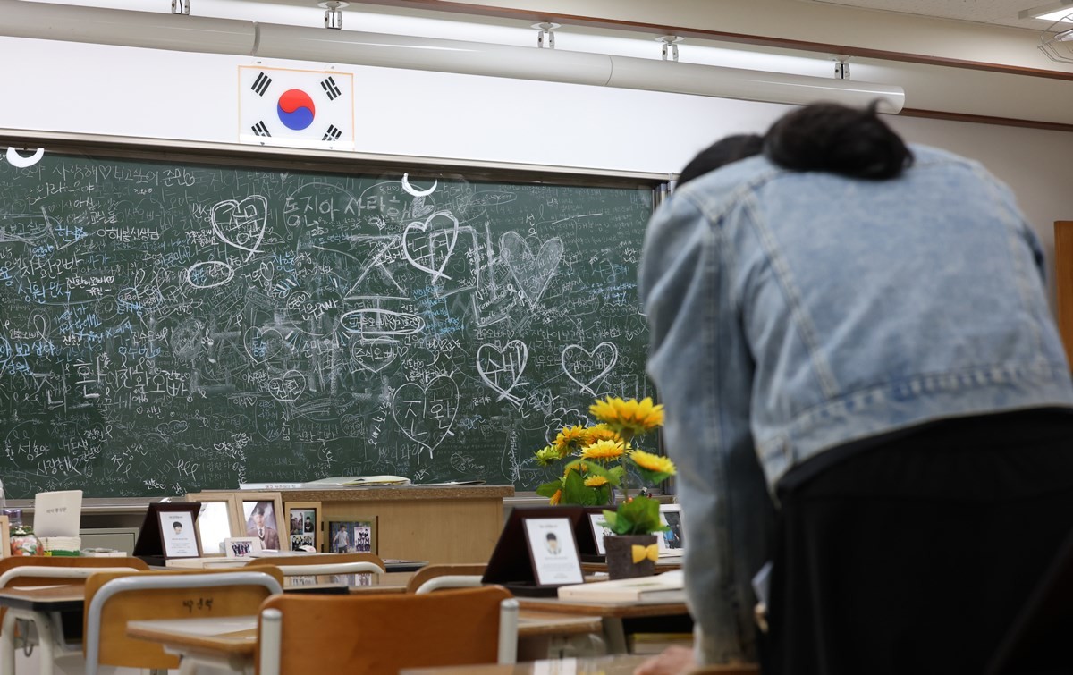 세월호 참사 12주기를 사흘 앞둔 13일 경기 안산시 단원구 4.16민주시민교육원 기억관에 마련된 단원고 4.16기억교실에서 시민들이 학생들을 추모하고 있다. 기사 이해를 돕기 위한 자료 사진. 세월호 참사 유가족들의 정신·신체 건강이 갈수록 악화하고 있다는 연구 결과가 나왔다. 14일 연합뉴스 보도 등에 따르면 이원영 중앙대학교 의과대학 예방의학과 교수 연구팀은 2011년부터 2022년까지 세월호 참사 유가족 388명과 일반인 1552명의 병원 진료 이력을 비교해 이런 사실을 확인했다고 밝혔다. 이런 가운데 오는 16일 세월호 참사 12주기를 맞는다. / 뉴스1