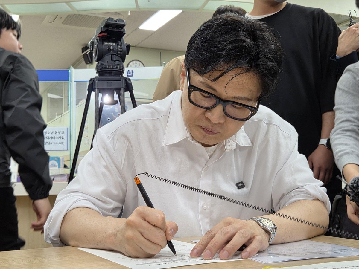 한동훈 전 국민의힘 대표가 14일 부산시 북구 만덕2동 주민센터에서 전입신고 서류를 작성하고 있다. / 뉴스1