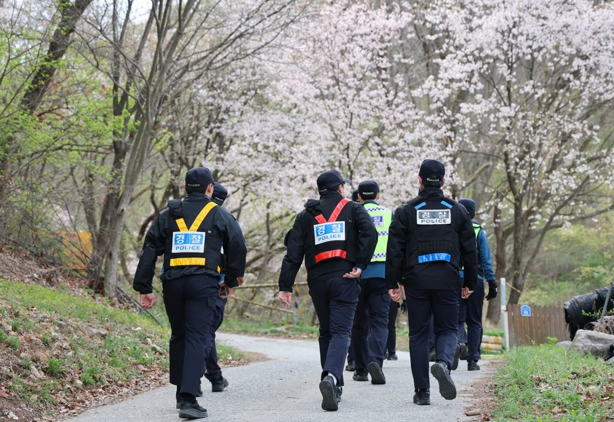 대전 오월드를 탈출한 늑대 '늑구'가 지난 14일 대전 중구 무수동 오도산 일대에서 발견됐으나 포위망을 뚫고 달아나 경찰이 포획을 하기 위해 이동하고 있다. / 뉴스1