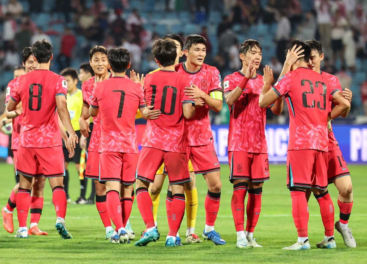 지난 2024년 10월 10일(현지시간) 요르단 암만 국제경기장에서 열린 2026 국제축구연맹(FIFA) 북중미 월드컵 아시아 3차 예선 B조 3차전 대한민국과 요르단의 경기, 2대0 승리를 거둔 대한민국 선수들이 기쁨을 나누고 있다. / 뉴스1