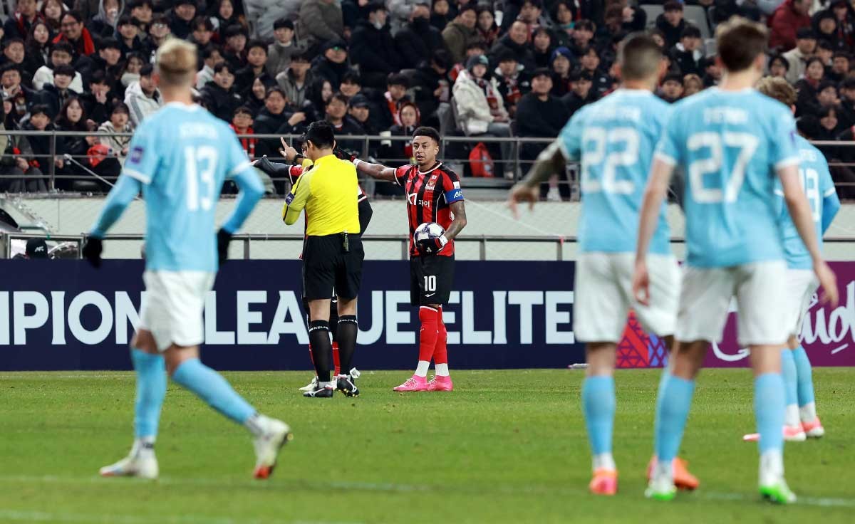 심판에게 항의하는 린가드. 지난해 12월 10일 서울 마포구 월드컵로 서울월드컵경기장에서 열린 2025~2026시즌 아시아축구연맹(AFC) 챔피언스리그 엘리트(ACLE) 리그 스테이지 6차전 FC서울과 멜버른 시티 경기에서 FC서울 린가드가 심판에게 항의하고 있다. / 뉴스1