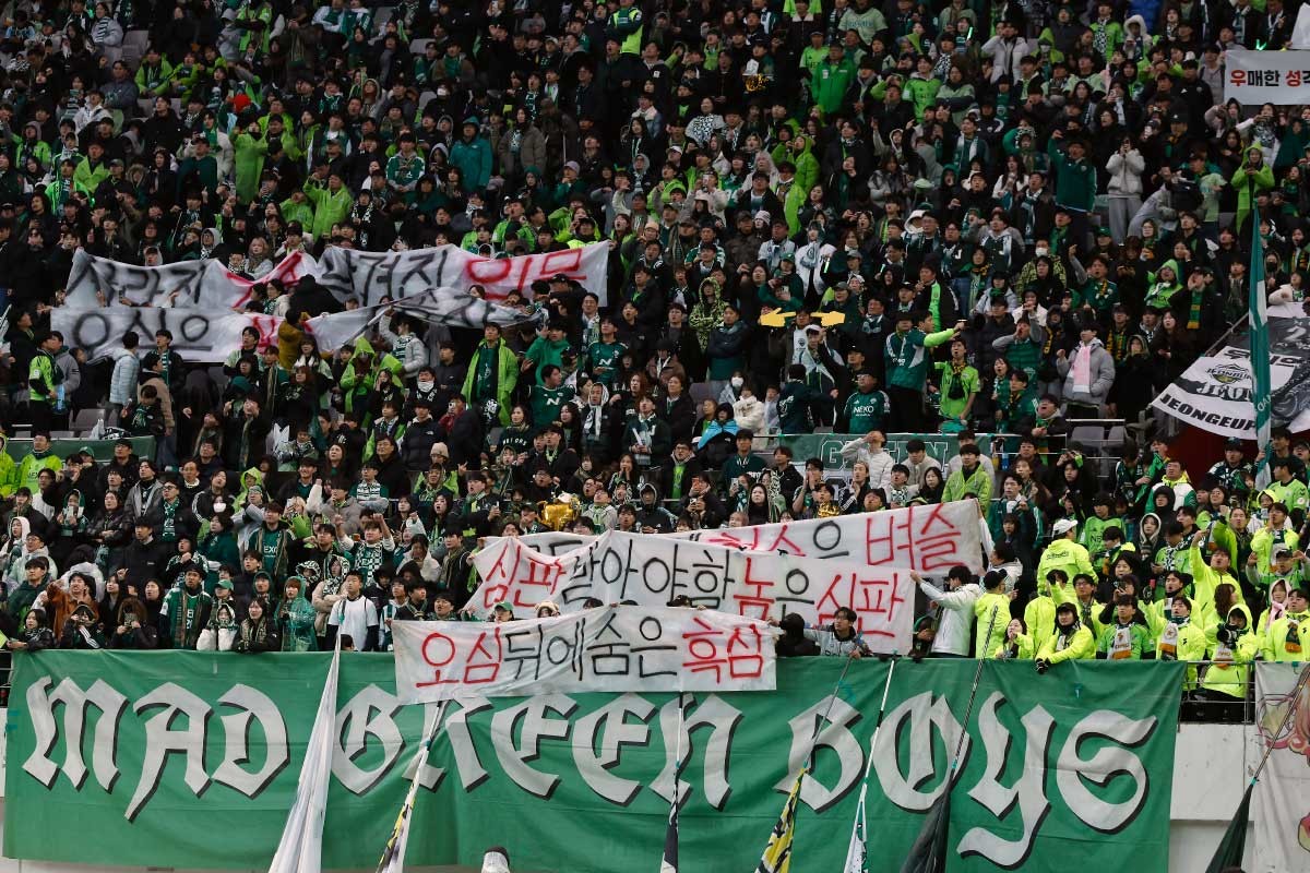 축구팬들의 심판 비판. 지난해 12월 6일 오후 서울 마포구 월드컵로 서울월드컵경기장에서 열린 광주FC와 전북현대의 2025 하나은행 코리아컵 시상식 중 전북현대 서포터즈가 심판상 수상이 진행되는 동안 심판 비판 걸개를 펼쳐들고 있다.  / 뉴스1