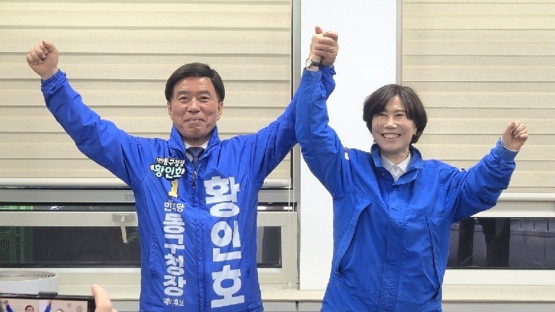 황인호 예비후보(왼쪽)와 정유선 전 예비후보가 15일 대전시의회에서 열린 기자회견에서 손을 맞잡고 지지 선언을 공식화하며 필승 의지를 다지고 있다./사진=김지연 기자