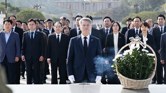 민형배 후보, "오월 대동세상, 통합특별시로 잇는다"…5·18민주묘지 참배로 본선 첫걸음