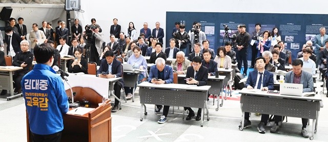 김대중 전남도교육감이 15일 오전 광주YMCA에서 출마 기자회견을 열고 시·도민들에게 구체적인 통합 교육 비전과 출마의 변을 밝혔다. / 노해섭 기자