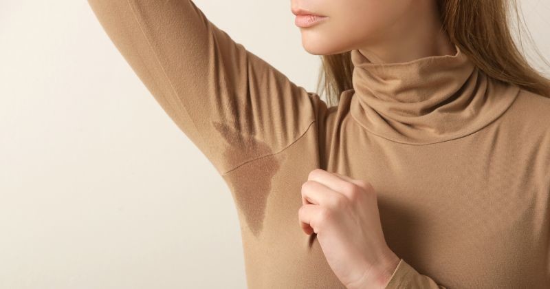 겨드랑이 밑 땀 패치와 베이지 색 면 터틀넥에 여자의 이미지 닫기	 / 셔터스톡