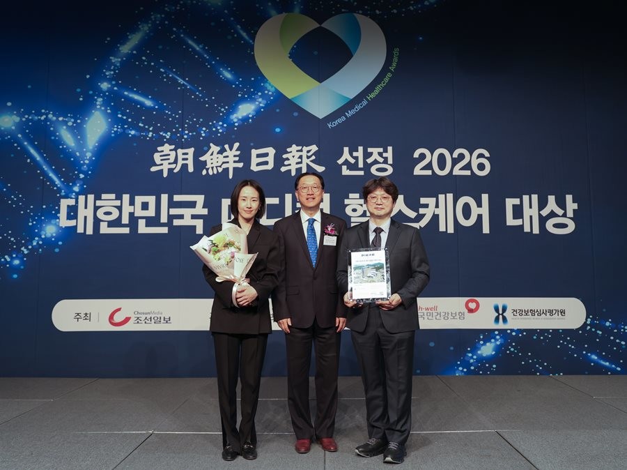 계명대 동산병원 고위험 산모·신생아 통합치료센터 관계자들이 지난 15일 서울 더플라자 호텔에서 열린 ‘2026 대한민국 메디컬 헬스케어 대상’에서 특성화센터 부문 대상 수상 후 기념촬영을 하고 있다. / 계명대학교 동산의료원 제공
