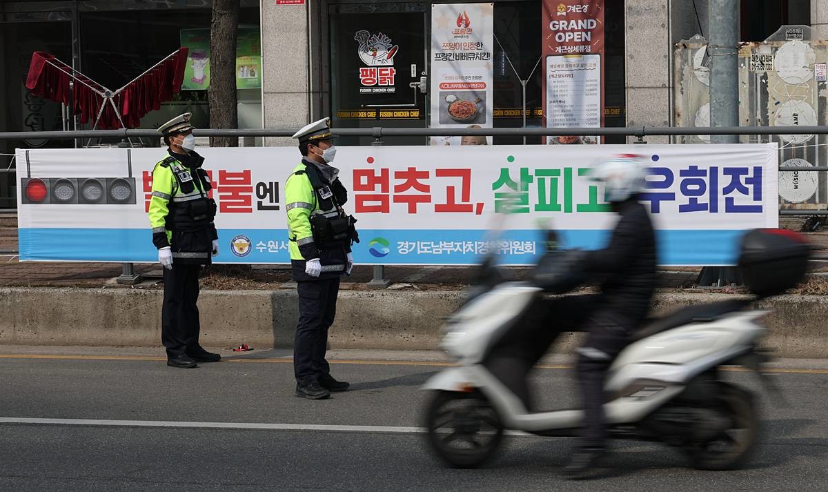 경기 수원시 권선구의 한 사거리에서 수원서부경찰서 경찰관들이 우회전 일시정지 단속을 하고 있다. 자료 사진 / 뉴스1