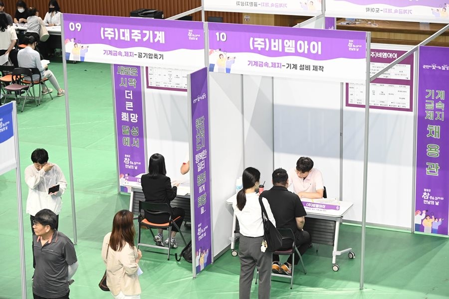 2025년 제1차 취업박람회에 참여한 구직자들이 현장 취업 면접에 참여하고 있다.  / 대구 달성군 제공