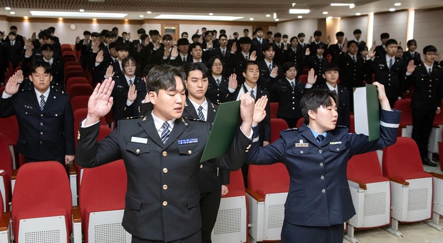 영진전문대학교 국방군사계열이 15일 개최한 착복·승급식에서 학생들이 선서를 하고 있다. / 영진전문대 제공