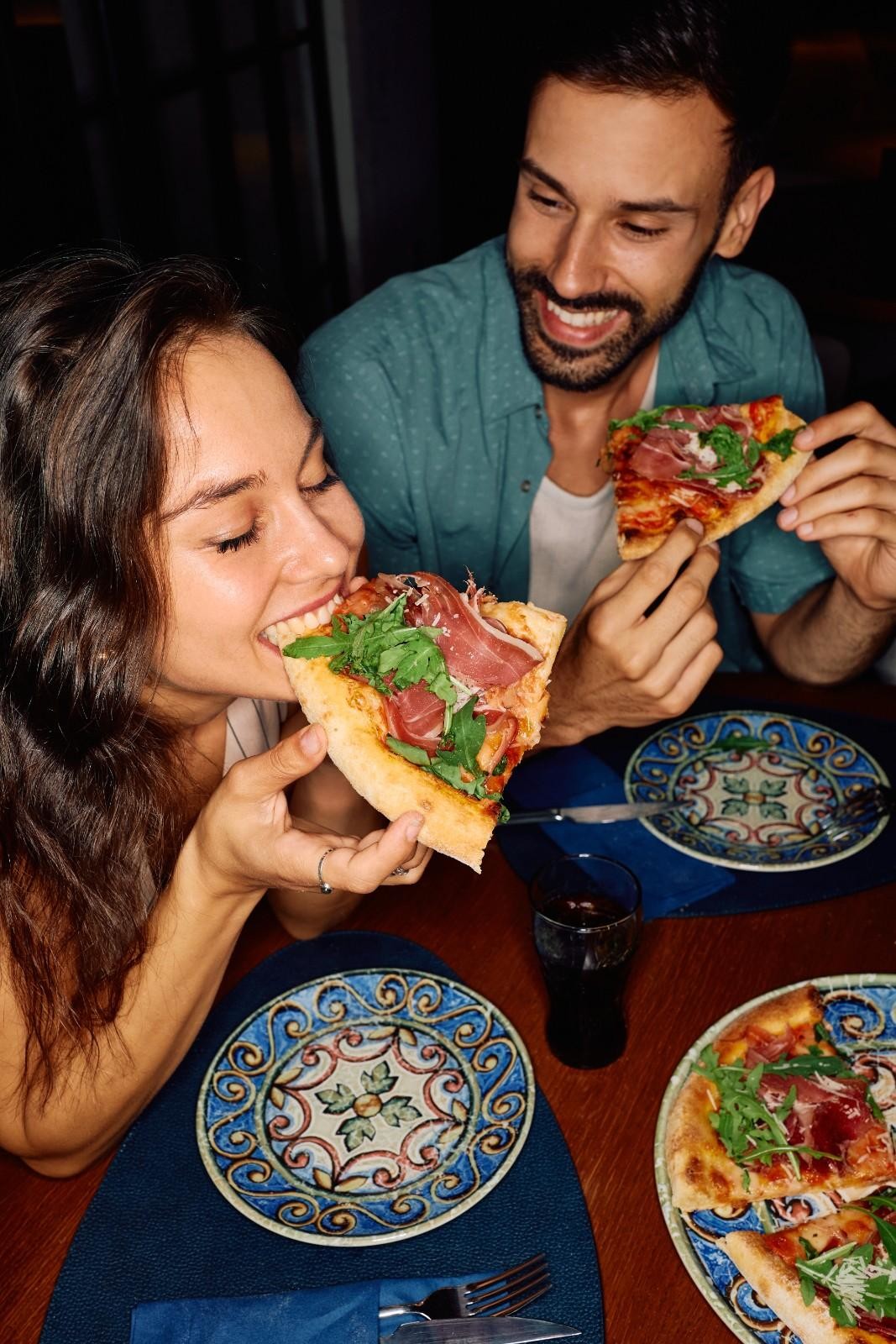 피자를 먹고 있는 사람들의 모습. 전 세계적으로 익숙한 피자 문화와 일상적인 식사 장면을 담았다. / 셔터스톡