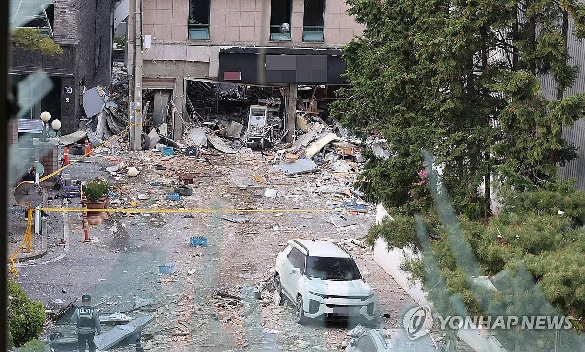 지난 13일 오전 4시께 청주시 흥덕구 봉명동의 한 상가에서 폭발 사고가 발생해 주변에 잔해가 널브러져있다 / 연합뉴스