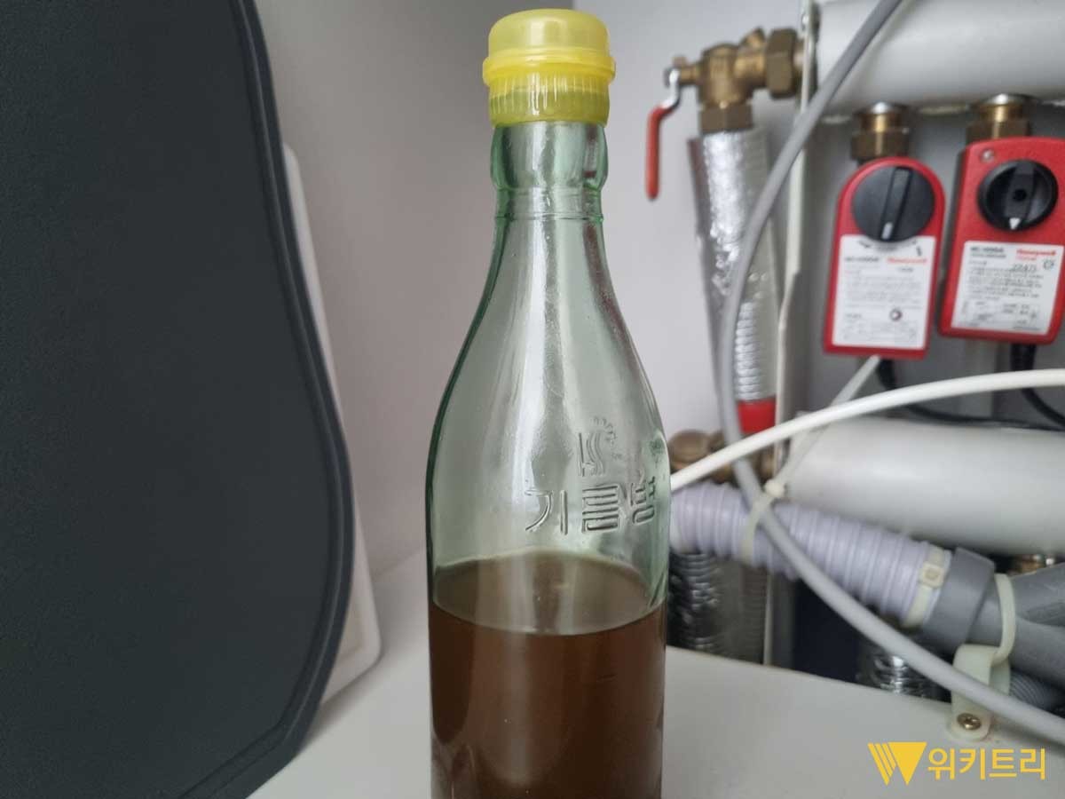싱크대 하부장에 놓은 기름병. / 위키트리