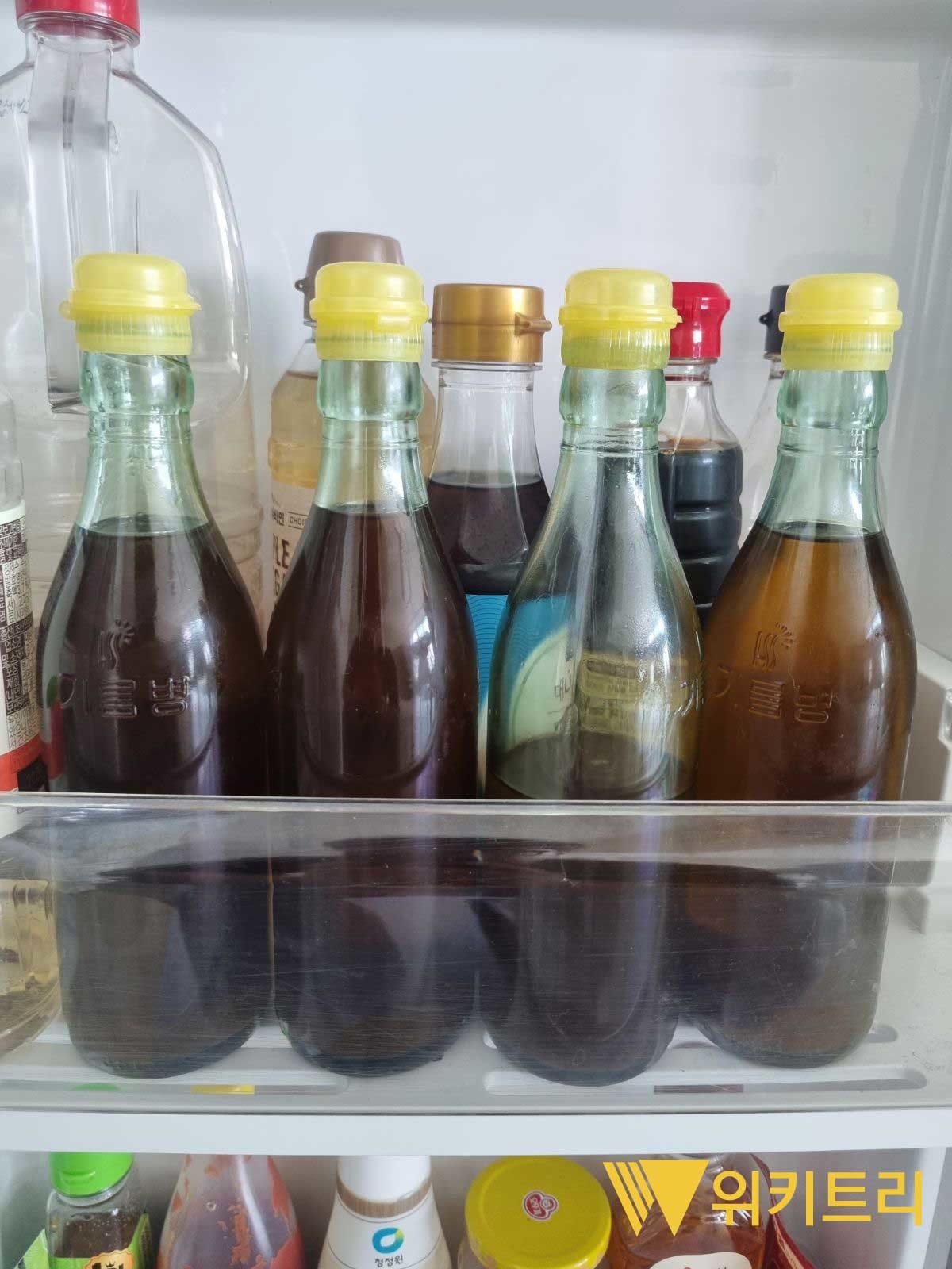 냉장고에 보관 중인 기름병. / 위키트리