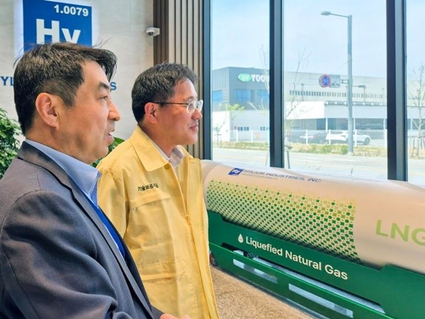 이상창 기보 이사(오른쪽)가 정제봉 하이리움산업(주) 전무와 함께 제조시설을 둘러보고 애로사항을 청취하고 있다. / 사진제공=기보