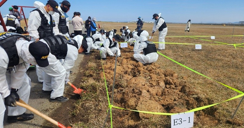 13일 전남 무안국제공항에서 제주항공 여객기 참사 희생자 유해와 유류품을 찾기 위한 범정부 차원의 전면 재수색이 이뤄지고 있다. / 뉴스1