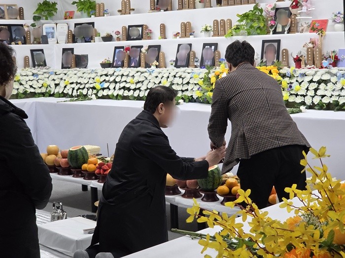 17일 오전 전남 무안국제공항에서 12.29 제주항공 여객기 참사 희생자들을 기리는 합동 차례가 진행되고 있다.