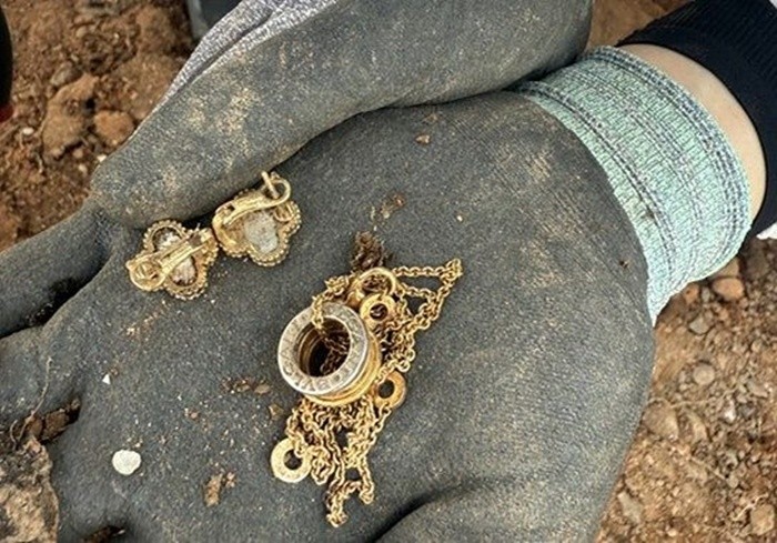 재수색 현장서 나온 목걸이와 귀걸이 / 12·29 무안공항 제주항공 여객기 참사 유가족협의회