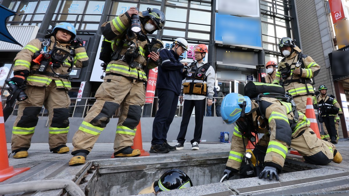 지하철역 인근 전력구 화재…4호선 성신여대입구역 일부 출입구 폐쇄