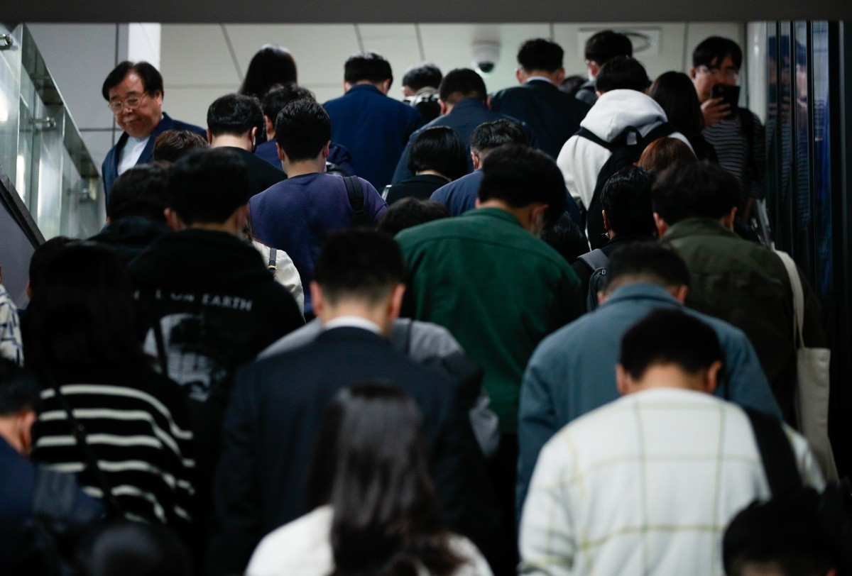 서울 종로구 종각역에서 직장인들이 출근하고 있다. 기사의 이해를 돕기 위한 사진 / 뉴스1