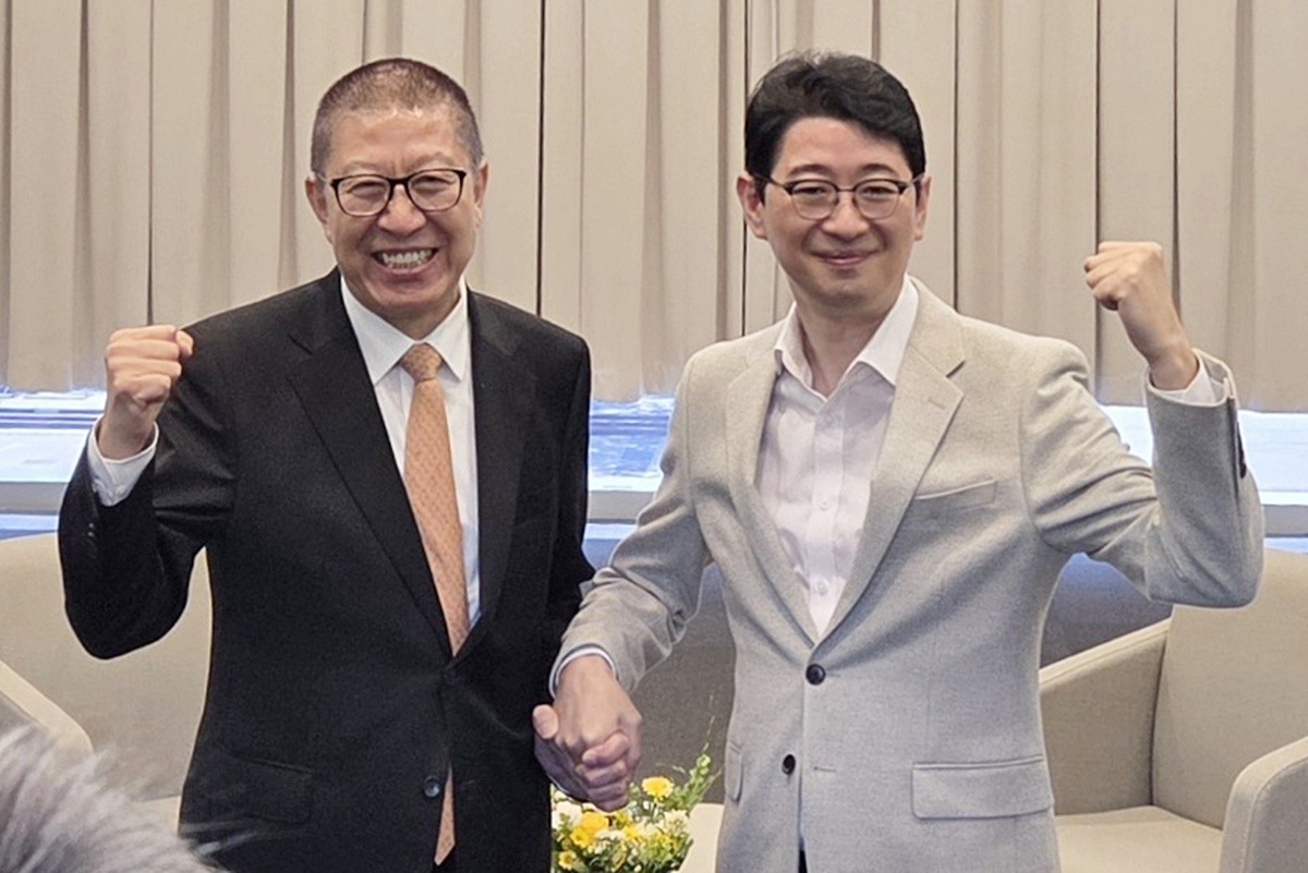 6.3 지방선거 협력 다짐하는 박형준 부산시장(왼쪽)과 주진우 국민의힘 의원. 6.3 지방선거 국민의힘 부산시장 후보로 확정된 박형준 부산시장이 '당내 경선 경쟁자였던 주진우 의원(부산 해운대갑)이 선거 캠프 상임선대위원장직을 수락했다'라고 밝혔다. 박형준 시장과 주진우 의원은 지난 15일 오후 부산 벡스코에서 만나 이번 지방선거가 특히 어려운 만큼 상호 협력해 열심히 하자는데 공감하고 선대위 구성과 현 정국에 대한 의견을 나눴다. / 박형준 시장 측 제공-연합뉴스
