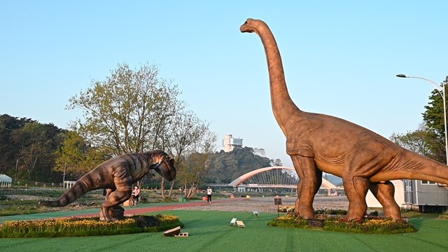 관광객들이 화순읍 꽃강길에 마련된 공룡 테마존 / 노해섭 기자