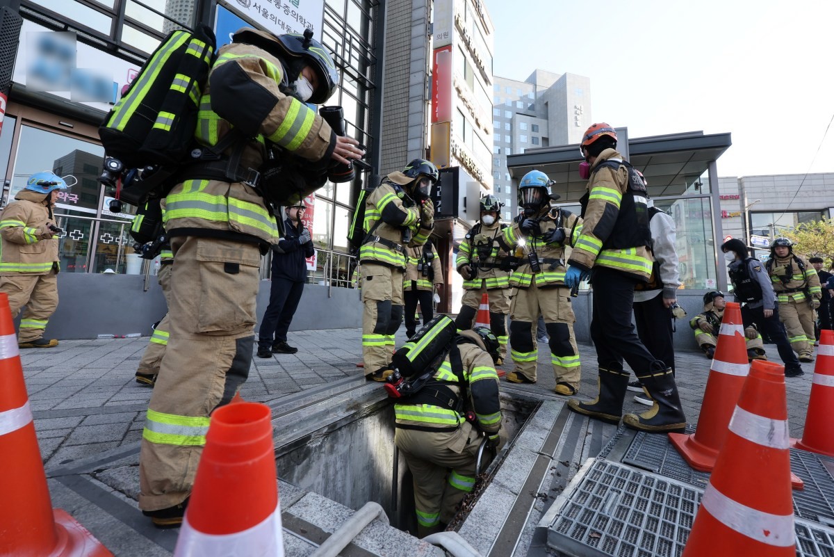 성북소방서 대원들이 16일 오전 화재가 발생한 서울 지하철 4호선 성신여대입구역 전력구 내부로 진입하고 있다 / 뉴스1