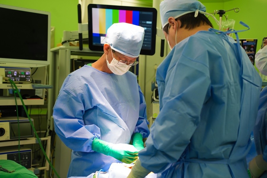 손동녕 과장 수술 모습