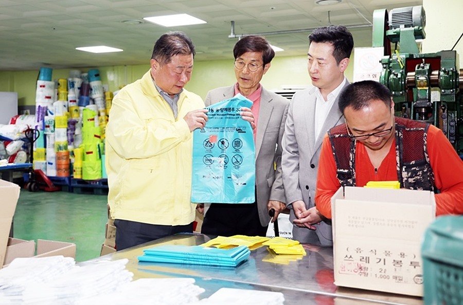 김경일 파주시장, 종량제봉투 제작 현장 긴급 점검