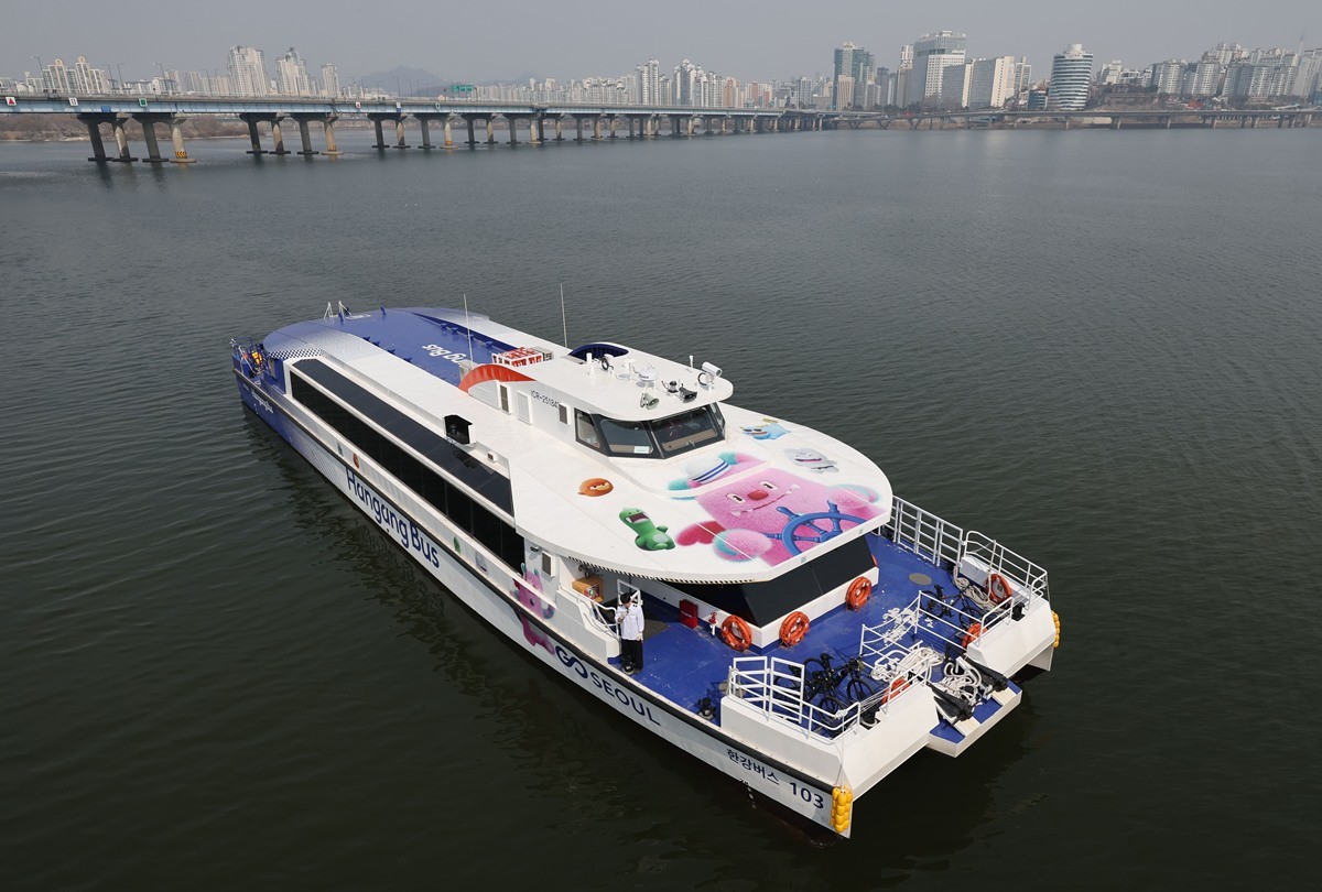 한강버스 모습. 기사 이해를 돕기 위한 자료 사진. 14일 공시된 한강버스 운영사의 재무제표에 따르면 2024년 6월 26일부터 지난해 말까지 한강버스의 누적 영업손실은 104억 5000만 원, 당기순손실은 161억 2000만 원으로 나타났다. 한강버스 운영사의 지분 51%를 보유한 서울주택도시개발공사(SH)는 이런 실적에 대해 '일각에서 사업성 논란을 제기하고 있지만 이는 선박 건조와 선착장 조성 등 도입 초기 필수적으로 수반되는 대규모 자본 투자의 결과로 분석된다'라고 설명했다. / 연합뉴스