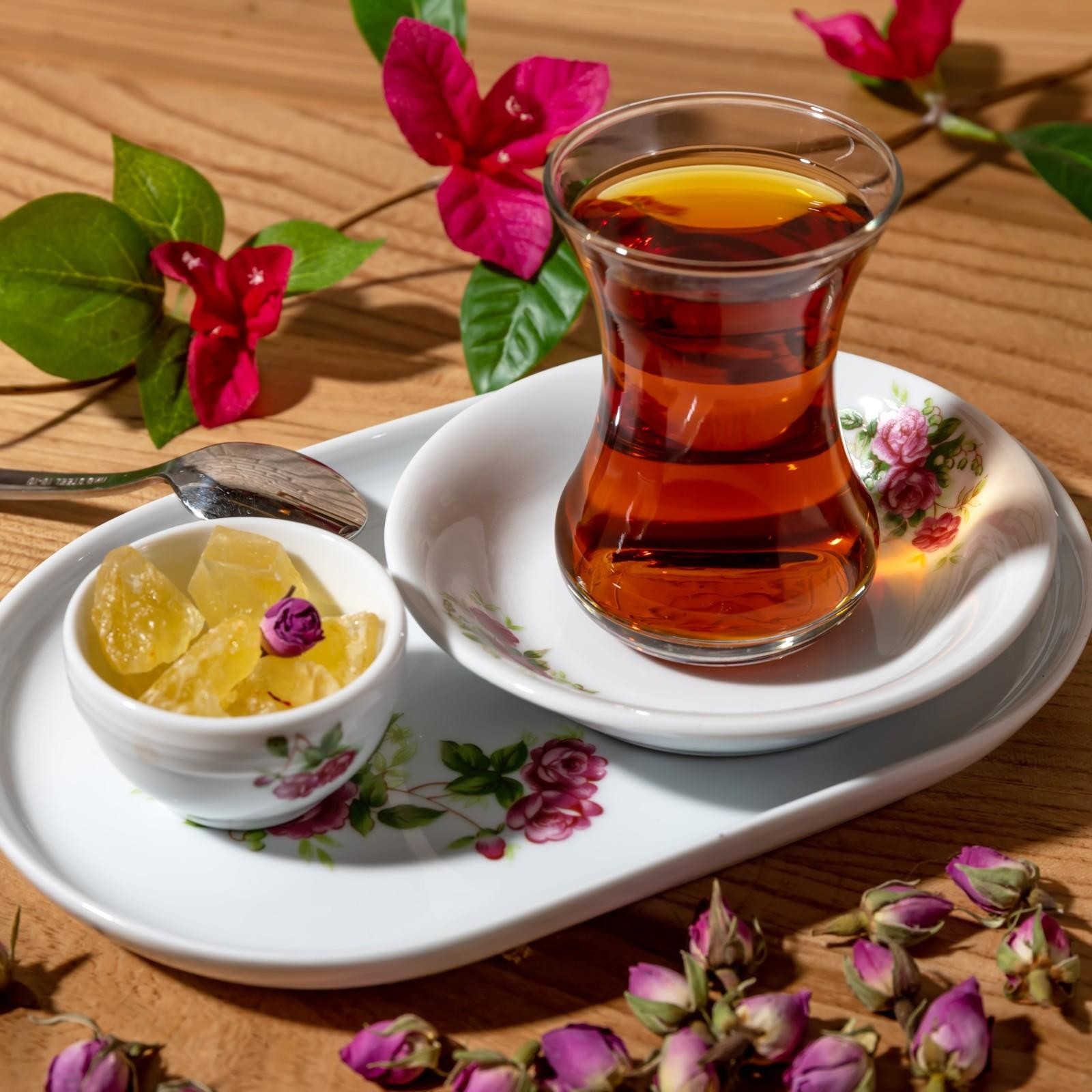 유리 찻잔에 담긴 홍차와 함께 나밧이 곁들여진 모습. 이란에서는 차에 나밧을 넣어 마시며 일상적으로 즐긴다. / 셔터스톡