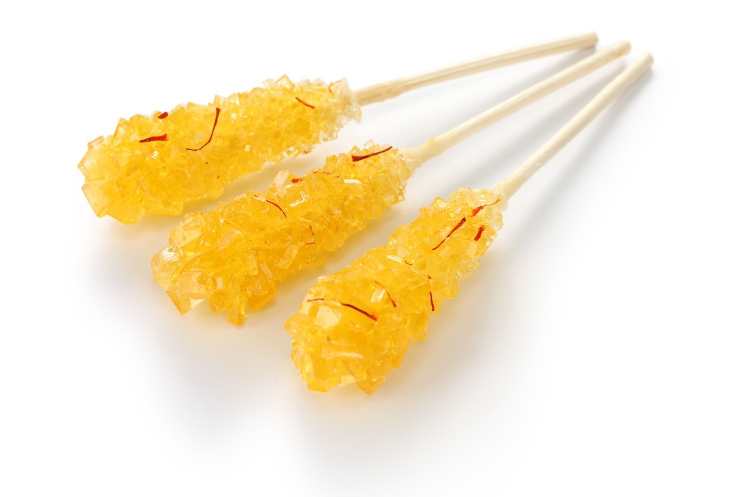 황금빛을 띠는 나밧(설탕 결정) 모습. 차에 넣어 녹여 마시거나 직접 찍어 먹는 형태로 사용된다. / 셔터스톡